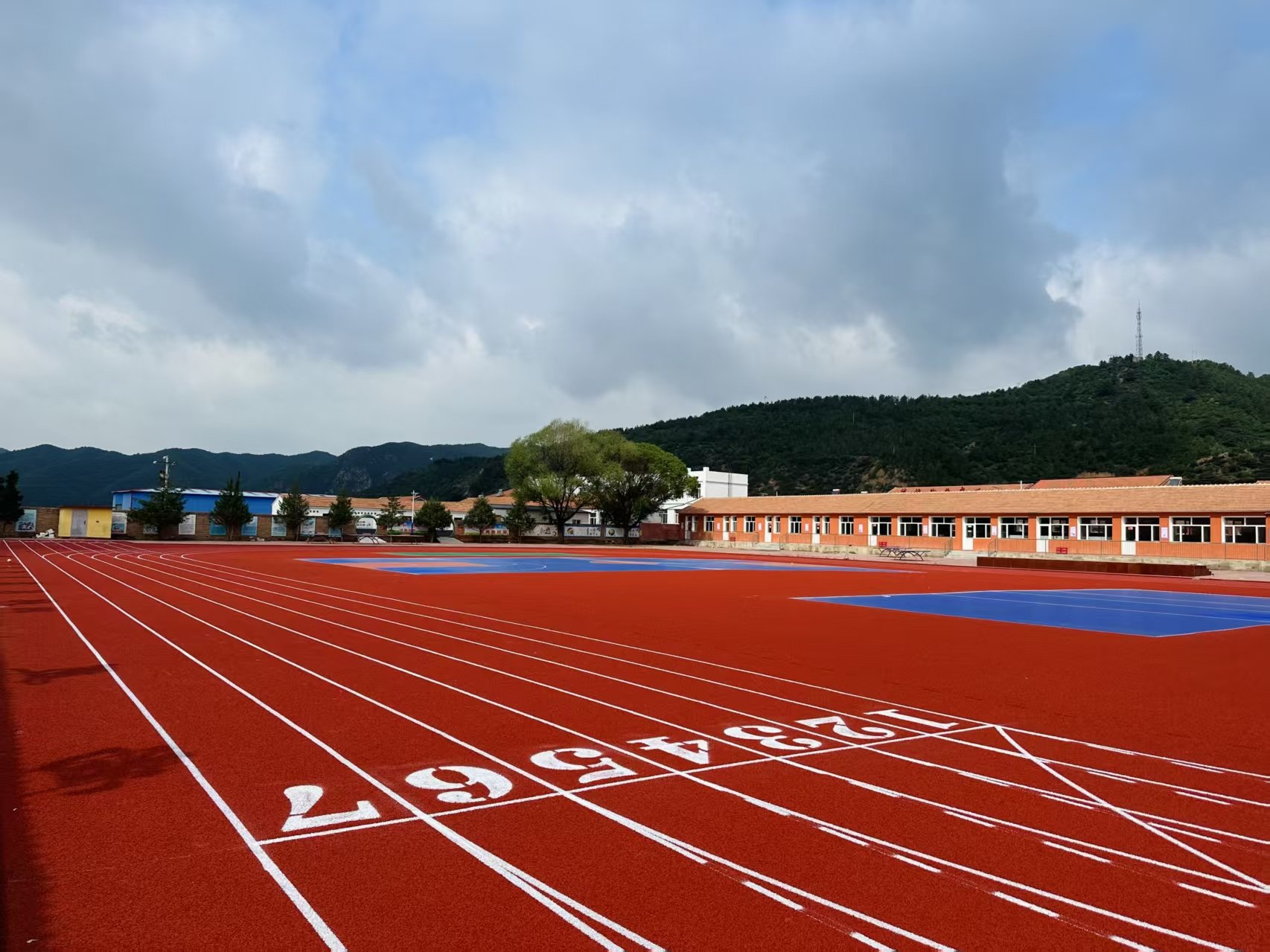 泸州市自结纹塑胶跑道学校塑胶跑道 - 价格